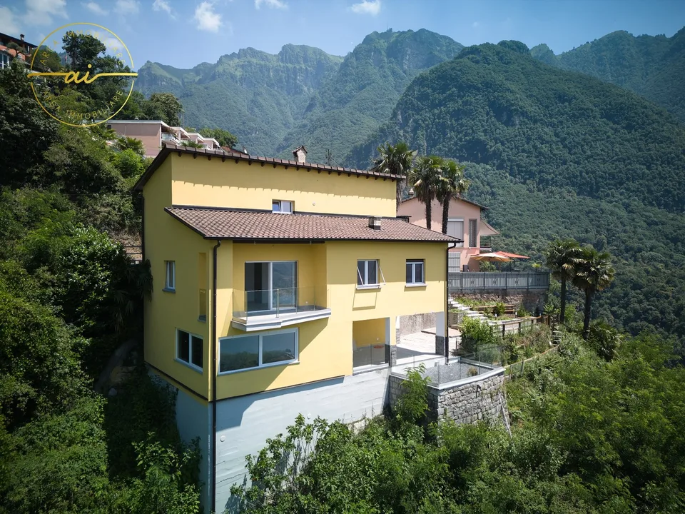 ELEGANTE VILLA INDIPENDENTE CON VISTA LAGO A ROVIO