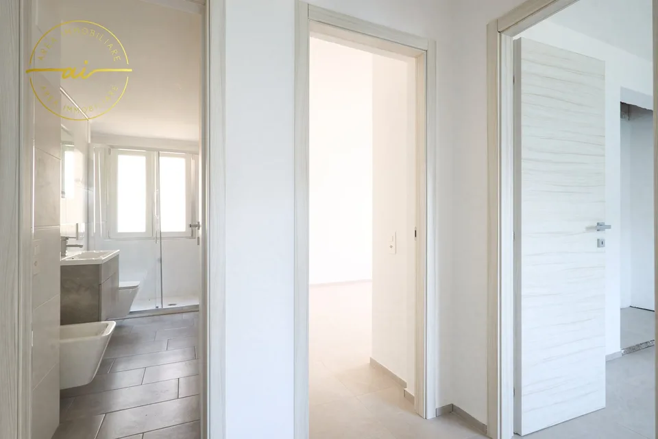 ELEGANTE VILLA INDIPENDENTE CON VISTA LAGO A ROVIO