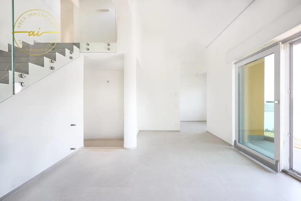 ELEGANTE VILLA INDIPENDENTE CON VISTA LAGO A ROVIO