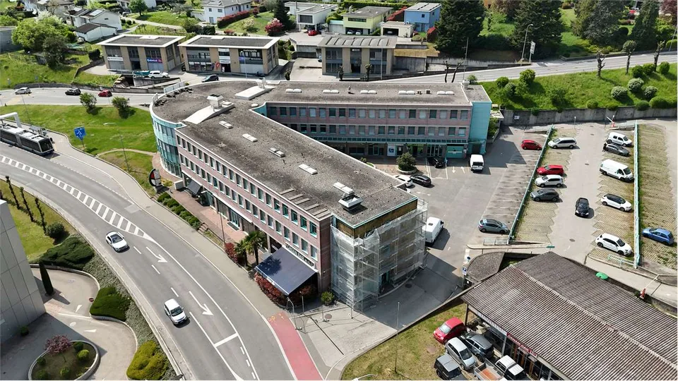 Geschäft mit großen Auslagen im Erdgeschoss; "Uovo di Manno"