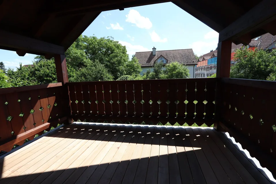 Saniertes Juwel 3.5-Zimmer-Duplexwohnung mit Cheminée und grossem Balkon in Dättwil