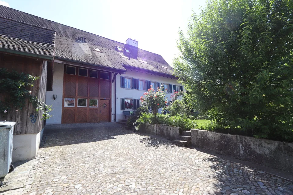 Saniertes Juwel 3.5-Zimmer-Duplexwohnung mit Cheminée und grossem Balkon in Dättwil