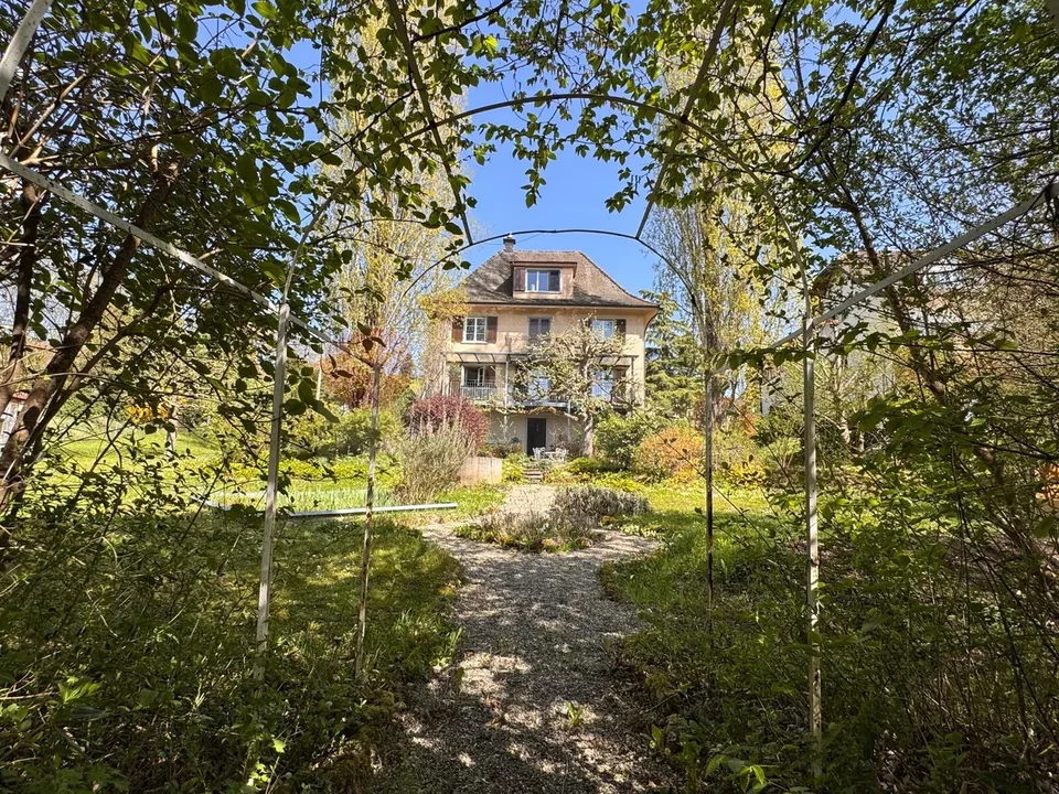 LIEBEN SIE DAS BESONDERE - 8.5 ZIMMER VILLA-180M2 - 1200M2 GRUNDSTÜCK