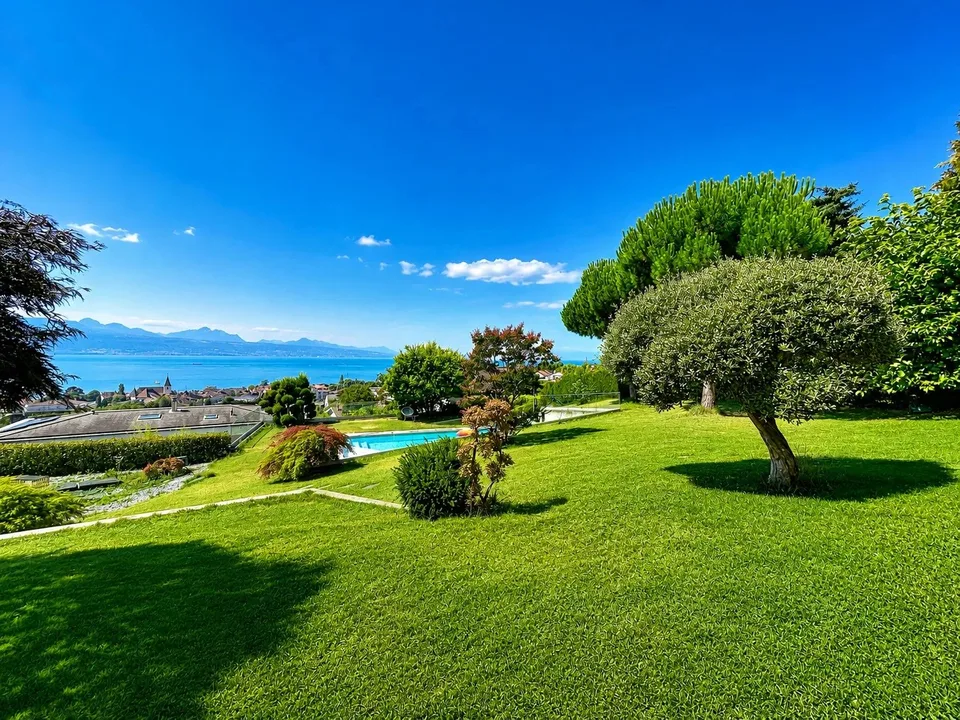 Exceptional property with swimming pool, landscaped garden, and panoramic view over Lake Léman