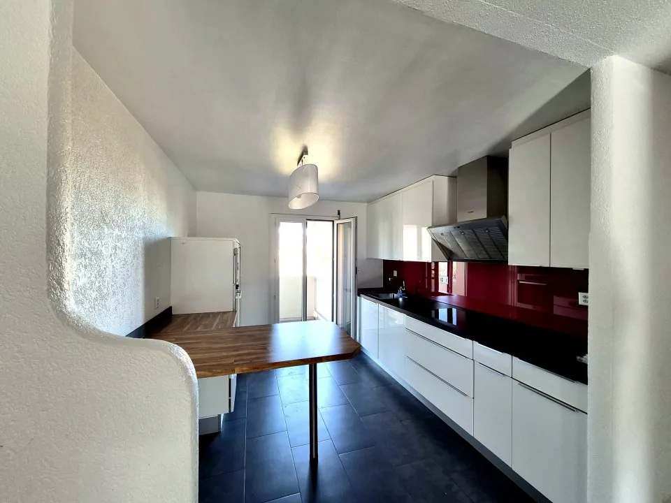 00078 - Appartement de 5 pièces au 2ème étage, avec 2 balcons, et un box individuel. - La Chaux-de-Fonds