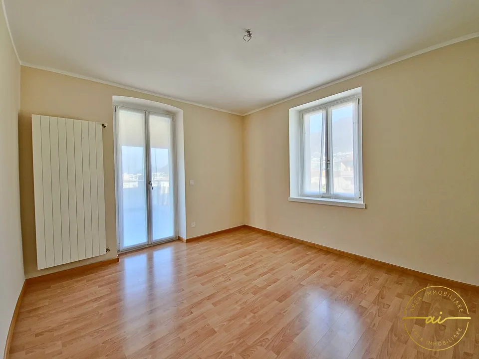 APPARTAMENTO DI 4 LOCALI CON AMPIA TERRAZZA COPERTA A MENDRISIO A REDDITO
