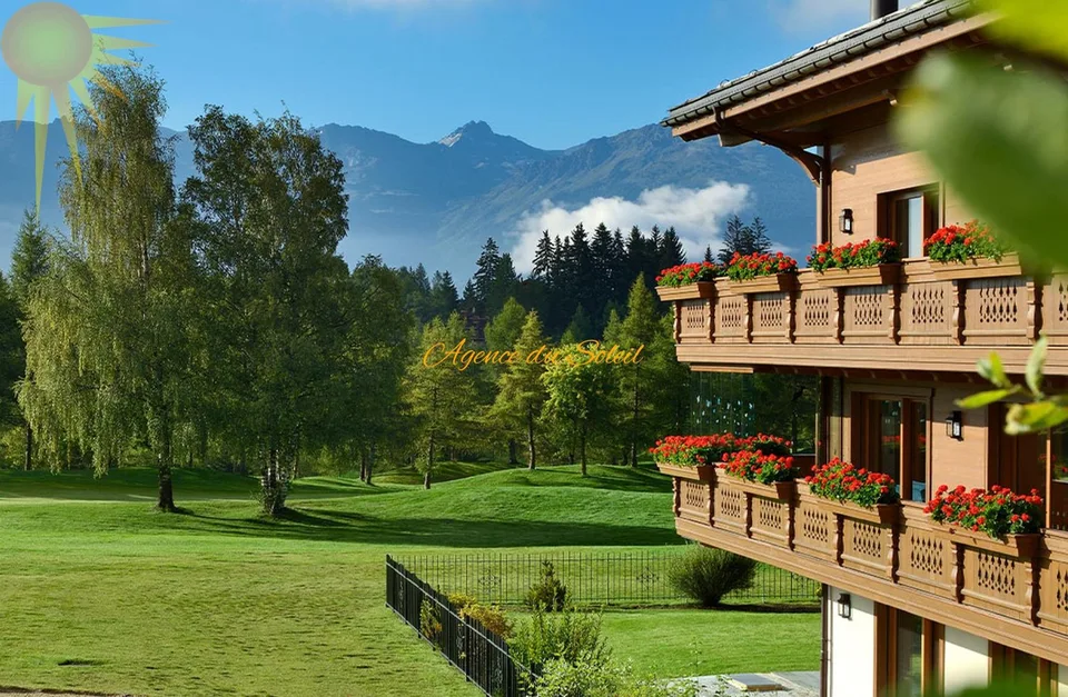 Luxueux appartement de 5.5 pièces en plein centre de la station et en bordure directe du golf !