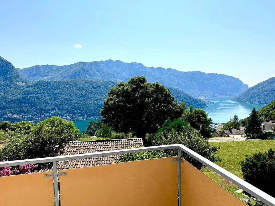 Elegante appartement attique de 3,5 pièces avec vue sur le lac de Lugano