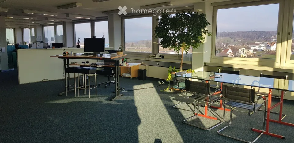 Das Kloten-Büro mit Sicht auf Pisten, Flugzeuge und Sicht auf Säntis