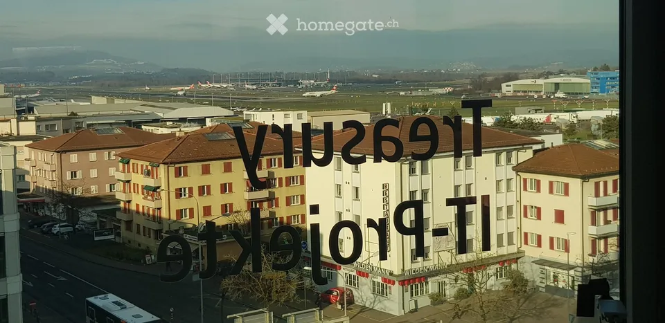 Das Kloten-Büro mit Sicht auf Pisten, Flugzeuge und Sicht auf Säntis