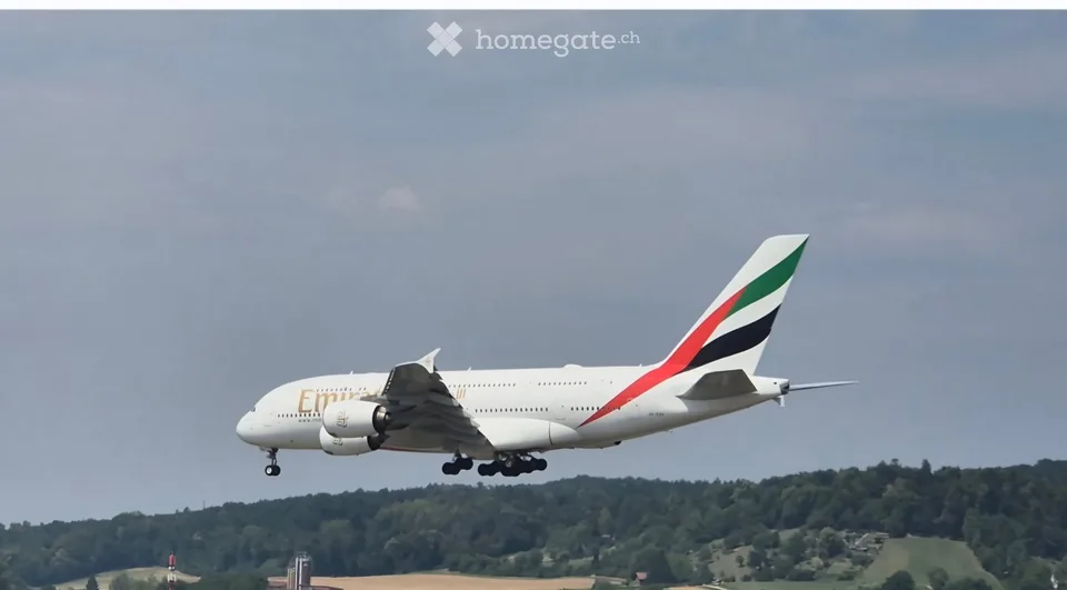 Das Kloten-Büro mit Sicht auf Pisten, Flugzeuge und Sicht auf Säntis