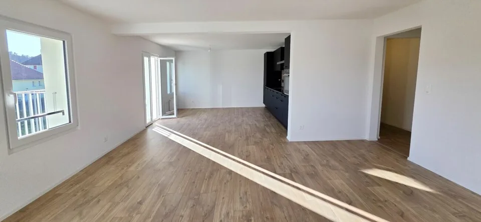 Schönes renoviertes 4,5-Zimmer-Apartment mit Balkon in Montet