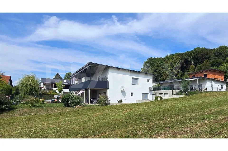Newly valued multi-family house with 4 apartments and interesting returns in the Tuscany of Austria