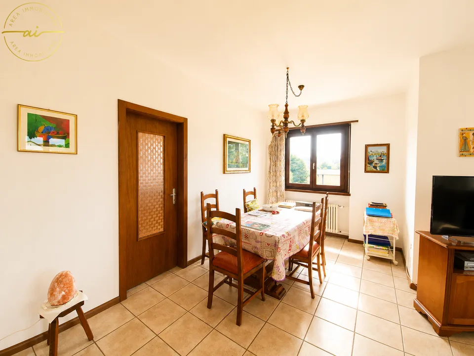 CASA INDIPENDENTE CON AMPIO TERRENO EDIFICABILE