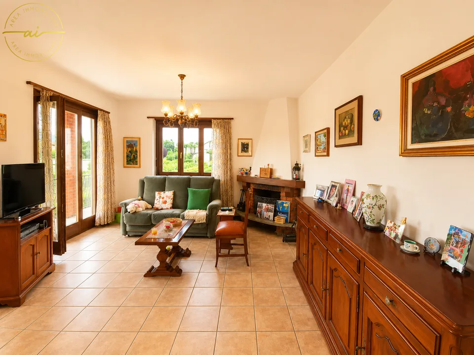 CASA INDIPENDENTE CON AMPIO TERRENO EDIFICABILE