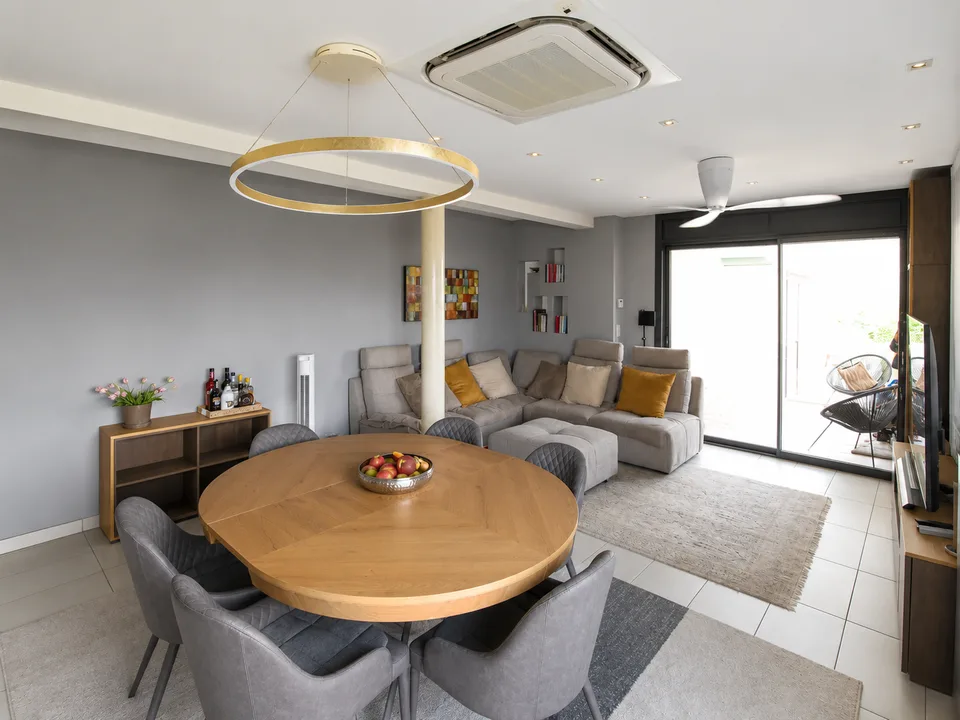 Bright apartment with terrace of 4.5 rooms in Agra – Panoramic view of the mountains