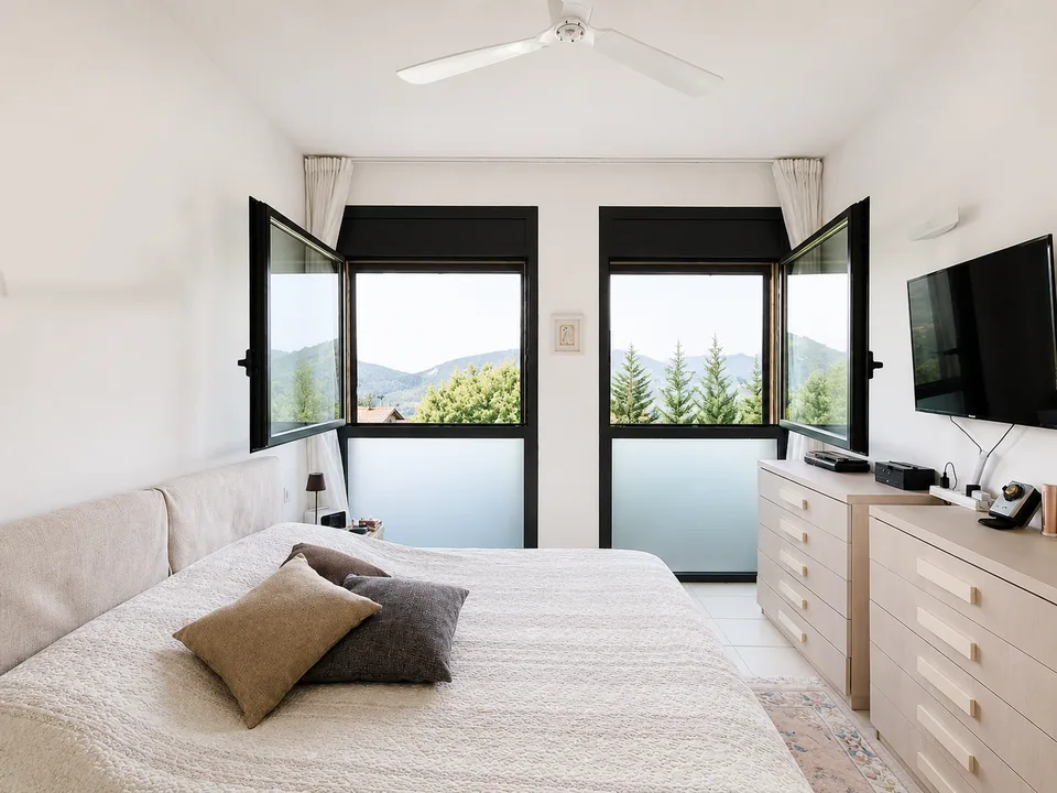 Bright apartment with terrace of 4.5 rooms in Agra – Panoramic view of the mountains