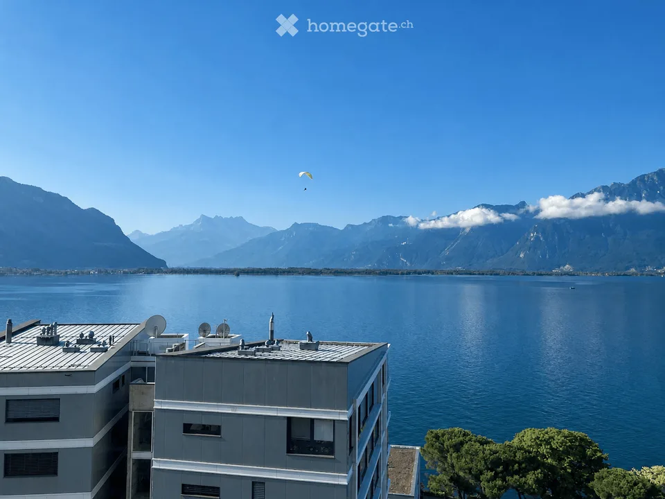 Stunning 13th-Floor 2.5-Room Apartment with Panoramic Lake & Mountain Views in Montreux