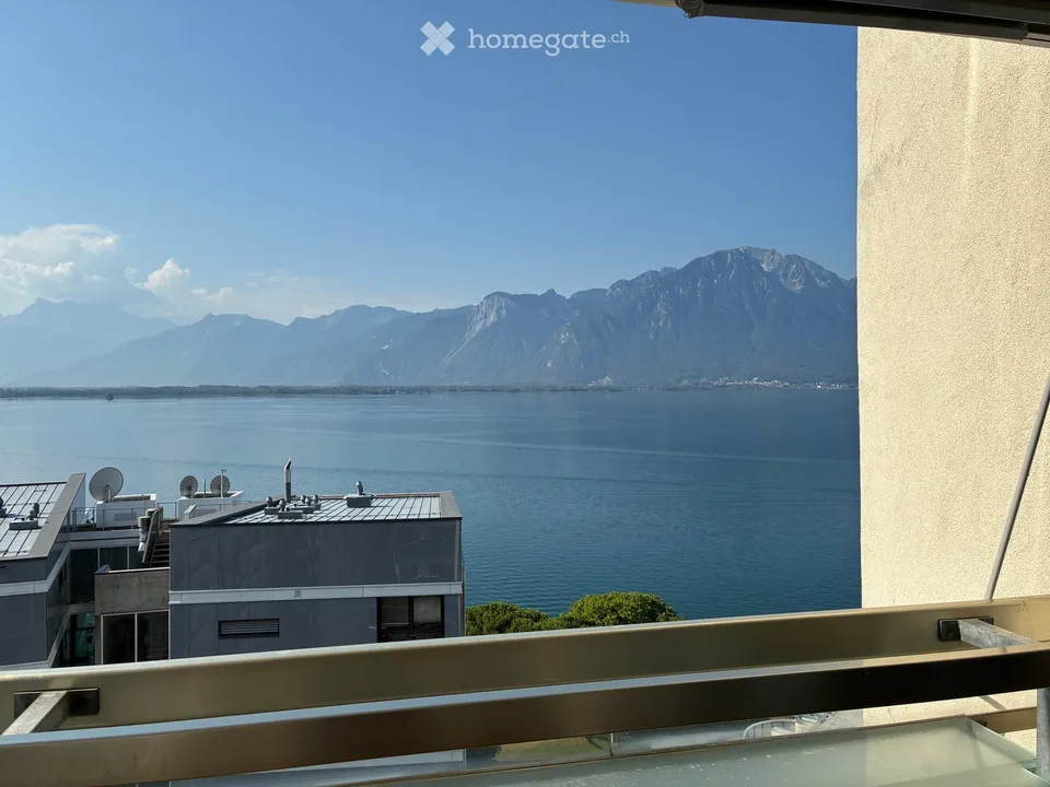 Stunning 13th-Floor 2.5-Room Apartment with Panoramic Lake & Mountain Views in Montreux