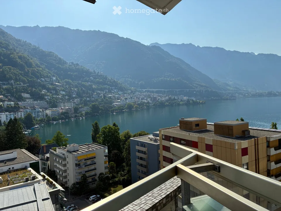 Stunning 13th-Floor 2.5-Room Apartment with Panoramic Lake & Mountain Views in Montreux