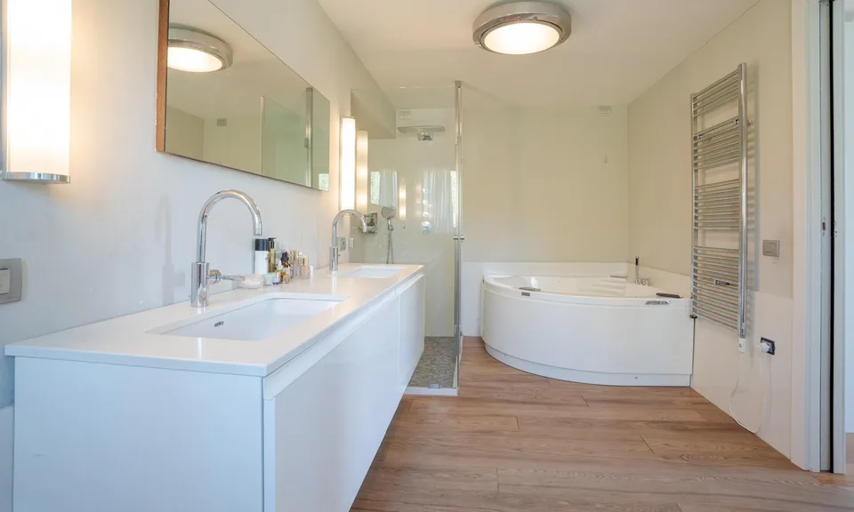 EXKLUSIV - VILLA 6.5 ZIMMER MIT POOL IN NOVAZZANO