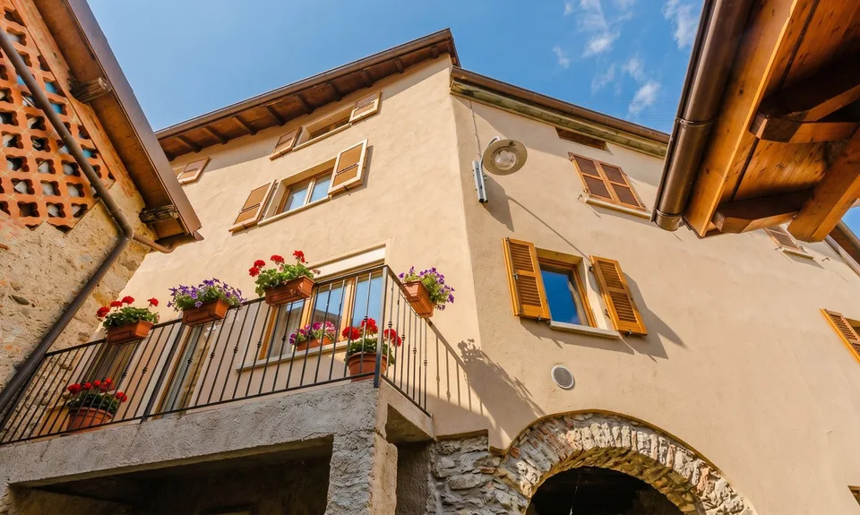 GRANDE MAISON 7.5 PIÈCES AVEC TERRASSE ET 2 PLACES DE PARKING À LOPAGNO