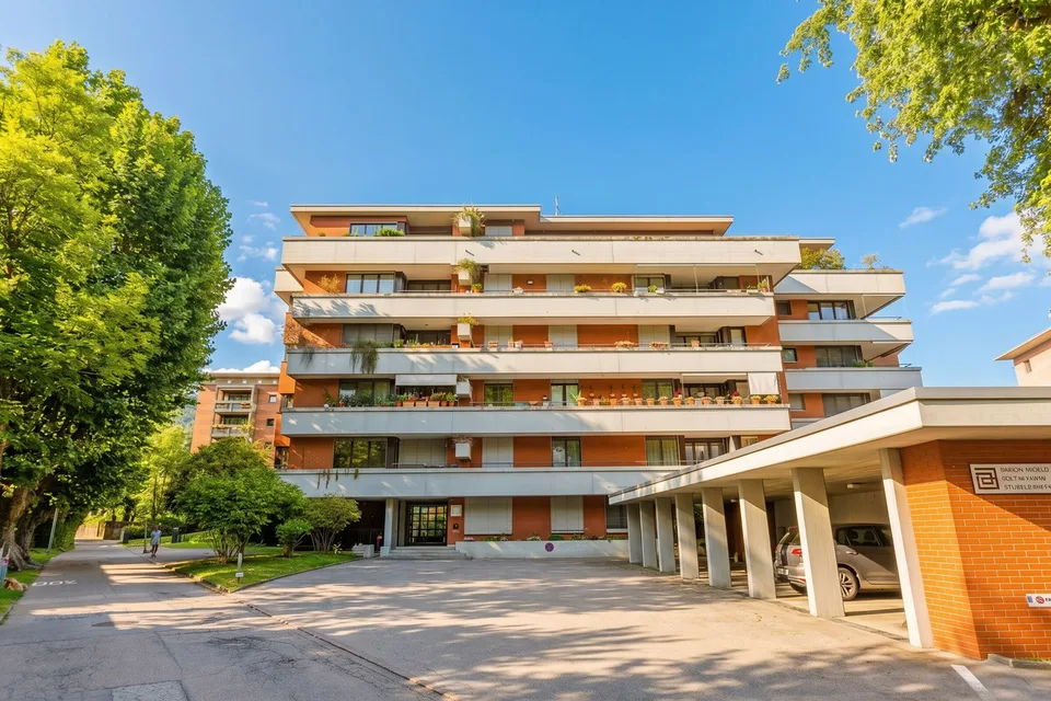 BRIGHT 3.5-ROOM APARTMENT WITH FURNITURE, BALCONIES AND GARAGE IN AGNO