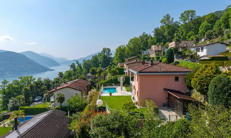 SPLENDIDA VILLA 6.5 LOCALI VISTA LAGO CON PISCINA A BIOGGIO
