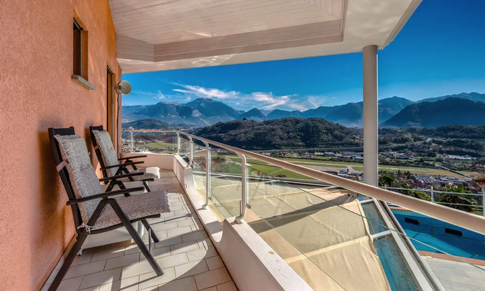 SPLENDIDA VILLA 6.5 LOCALI VISTA LAGO CON PISCINA A BIOGGIO
