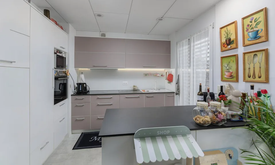 SPLENDIDES 4.5 LOCALE MIT PRIVATGARTEN IN LUGANO FIGINO