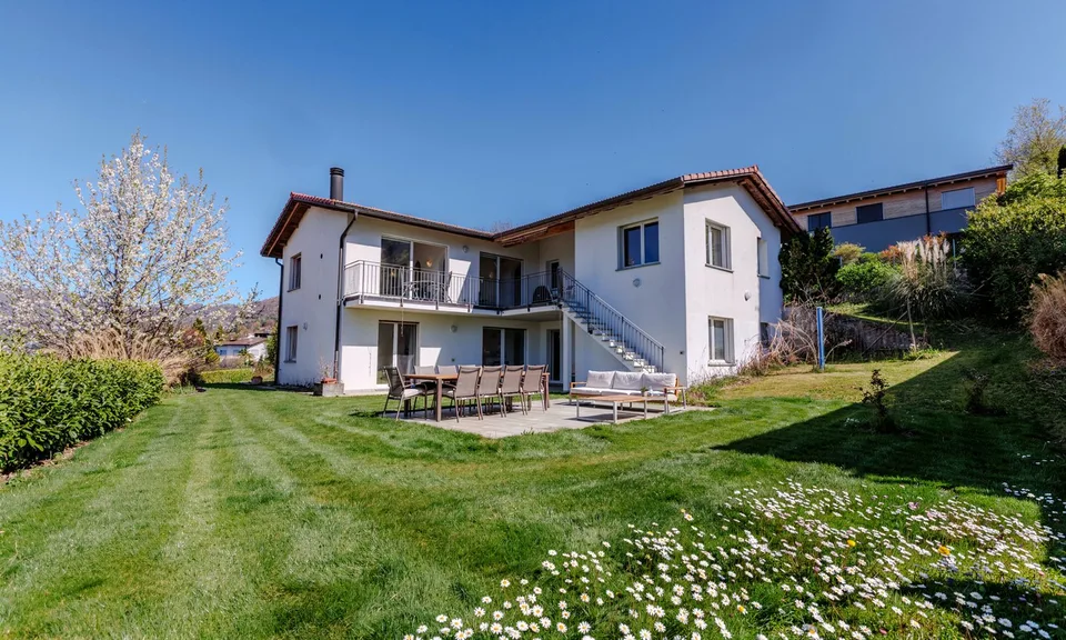 VILLA EIN-/ZWEIFAMILIENHAUS 6.5 MIT GROSSEM GARTEN IN CADRO