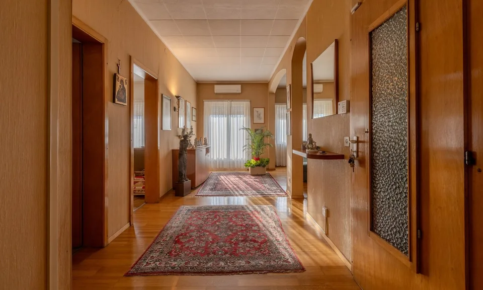 Spacious 10-room villa with garden in Morbio Inferiore