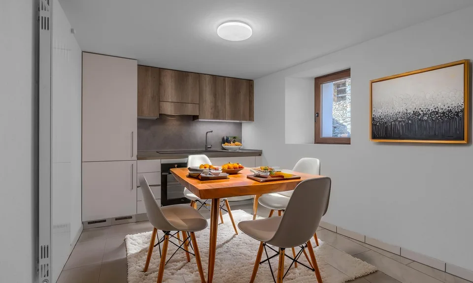2.5-room unit in the core with garden in Sigirino