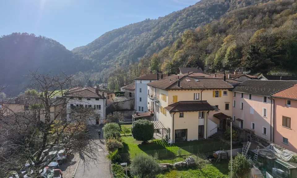 2.5-room unit in the core with garden in Sigirino