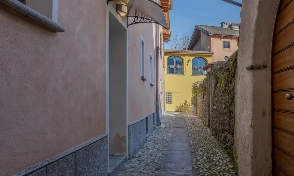 2.5-room unit in the core with garden in Sigirino