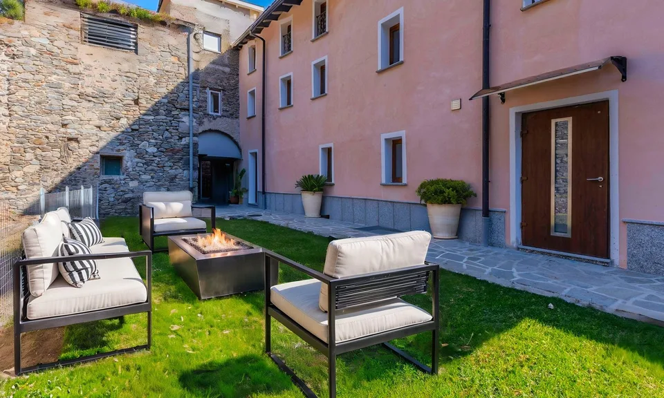 2.5-room unit in the core with garden in Sigirino