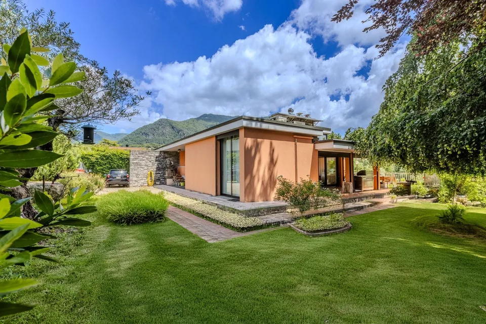 Villa in ruhiger Zone mit großem Garten in Coldrerio
