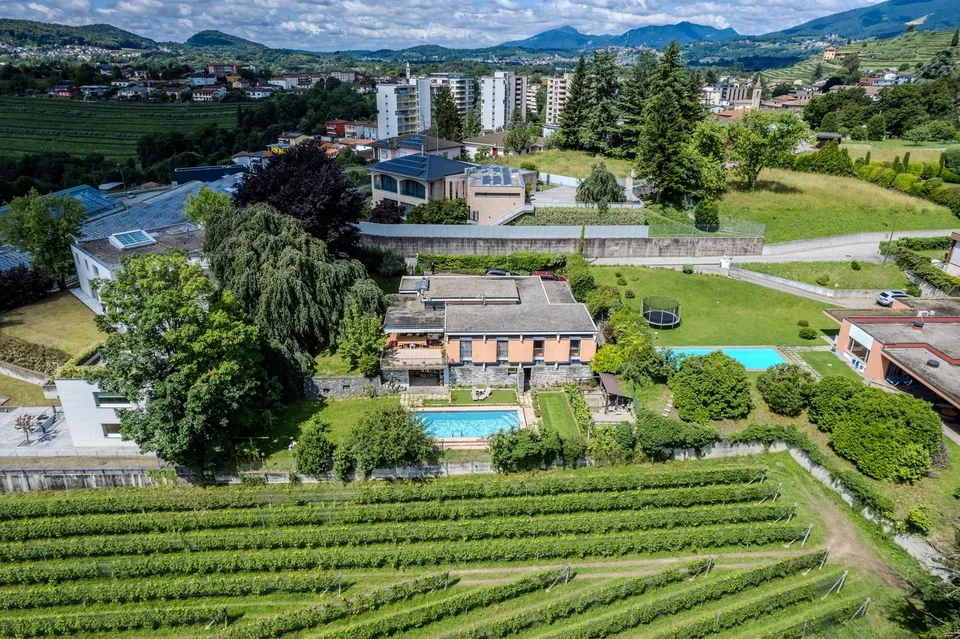 Villa in ruhiger Zone mit großem Garten in Coldrerio