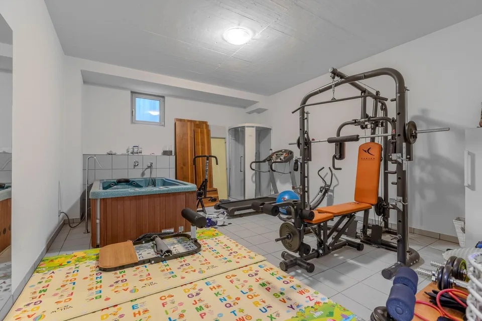 Superbe villa 5.5 pièces comme neuve avec piscine à Manno
