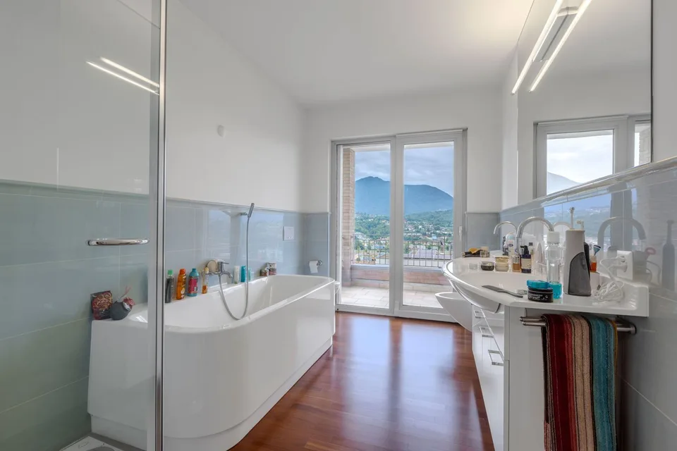 Superbe villa 5.5 pièces comme neuve avec piscine à Manno