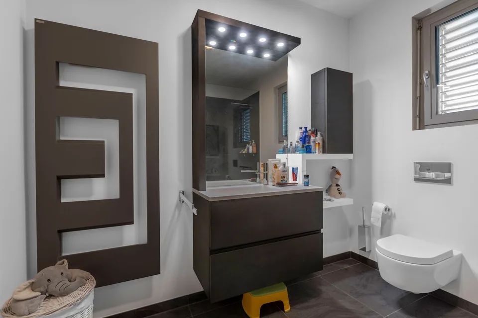 Superbe villa 5.5 pièces comme neuve avec piscine à Manno