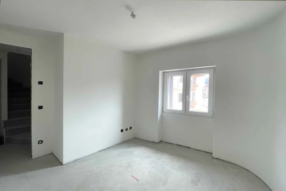 GRANDE CASA 6.5 LOCALI INTERAMENTE RINNOVATA A MIGLIEGLIA