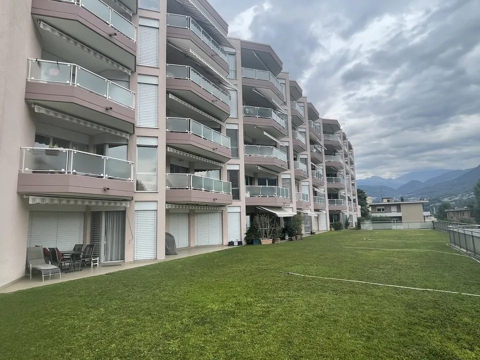APPARTEMENT 4.5 AVEC VUE SPLENDIDE SUR LA VILLE ET PARTIELLE SUR LE LAC