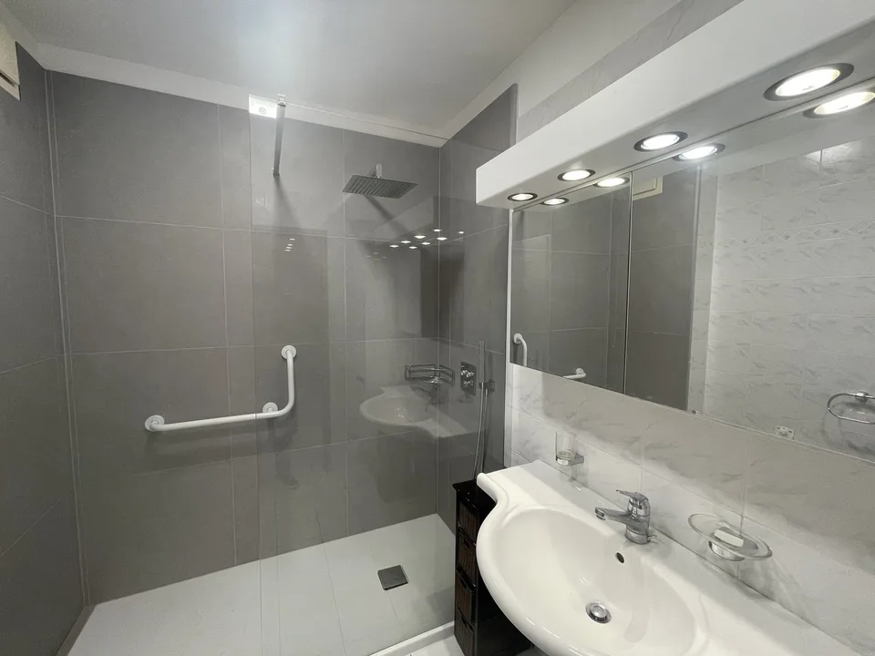 APPARTEMENT 4.5 AVEC VUE SPLENDIDE SUR LA VILLE ET PARTIELLE SUR LE LAC