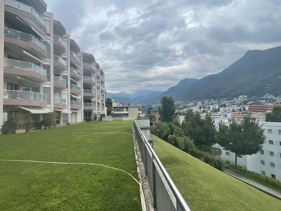 APPARTEMENT 4.5 AVEC VUE SPLENDIDE SUR LA VILLE ET PARTIELLE SUR LE LAC