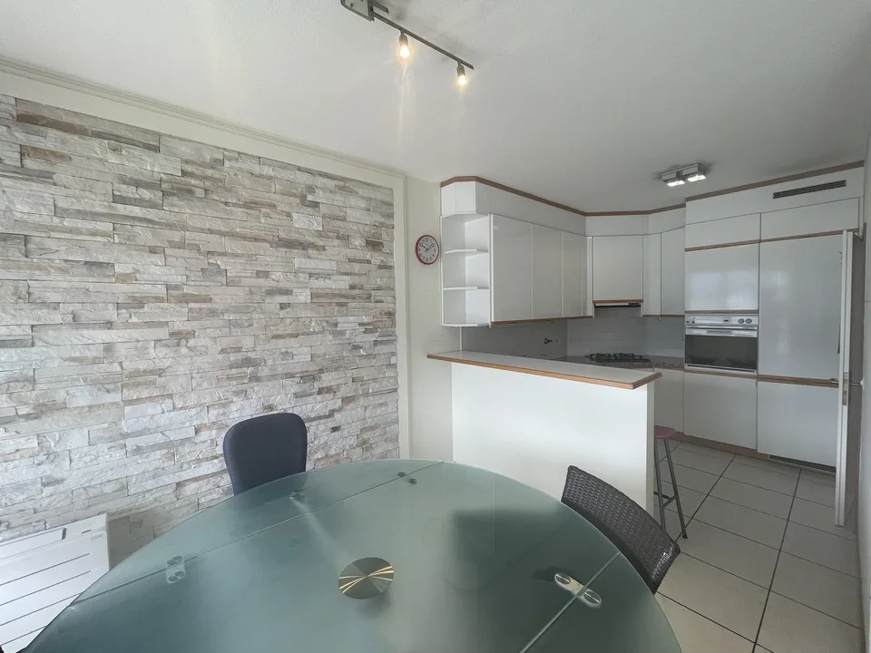 APPARTEMENT 4.5 AVEC VUE SPLENDIDE SUR LA VILLE ET PARTIELLE SUR LE LAC
