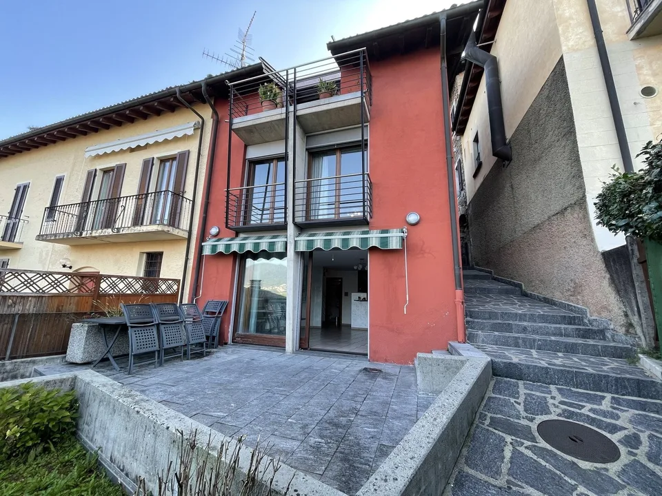 INTERESSANTE CASA 4.5 CON INCANTEVOLE VISTA LAGO
