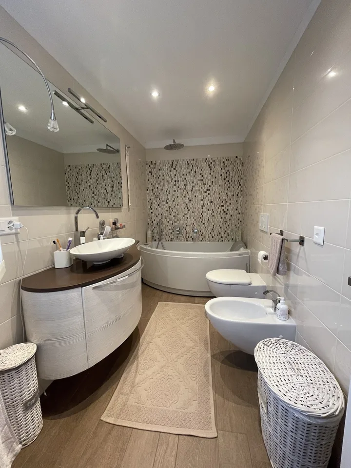 ELEGANTE ED AMPIO APPARTAMENTO 2.5 CON GRANDE POSTEGGIO