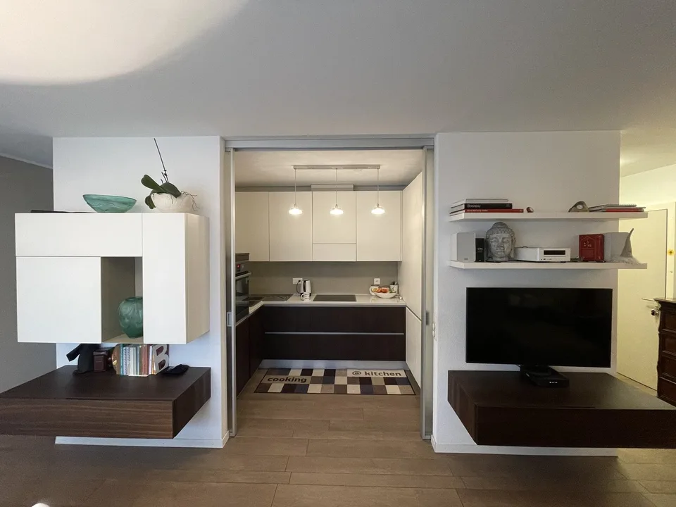 ELEGANTE ED AMPIO APPARTAMENTO 2.5 CON GRANDE POSTEGGIO