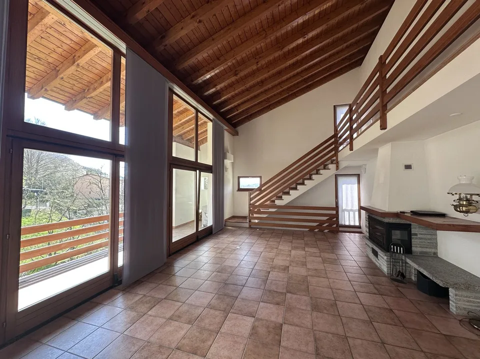 SPETTACOLARE ED AMPIA CASA GEMELLA A CADRO